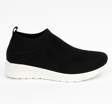 Sort slip-on damesneaker med strikket overdel, hvid sål og sølvdetalje,