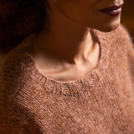 close up af audry bluse fra filcolana strikket i arwetta og tilia roede farver