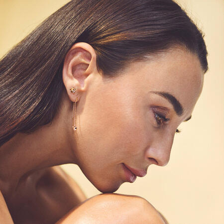 Medina iført FLEUR øreringe i 14 karat guld med 0,008 ct. brillanter W.SI.