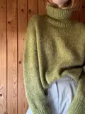 Model iført Sweater No. 25 fra My Favourite Things Knitwear