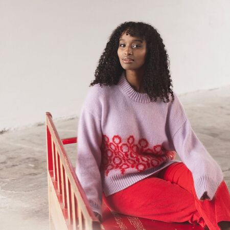 model kigger mod kameraet ifoert run the world sweater fra popknit