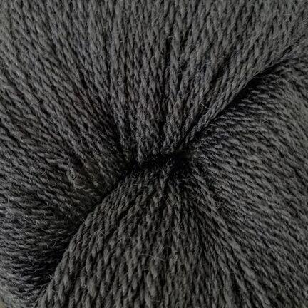 Close up af garnnøgle silke merino fra design club i farven 505 koksgrå