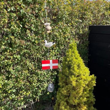 Sommerhus flagline træflag med sten på snor stenranke.Flag med måge. stenranke med dannebrog