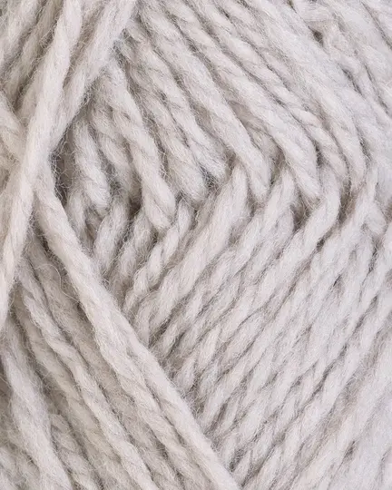 close up af garnet fviel fra rauma garn i farven graabeige