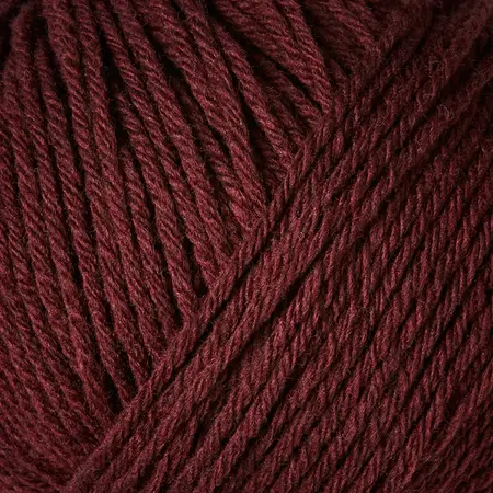 close up af garnoegle fra knitting for olive heavy merino farve bordeaux