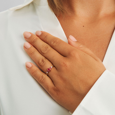 Ruby Love ring i 14 karat guld på model