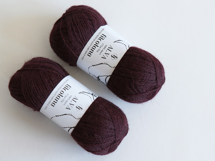 to nøgler alva garn fra filcolana i farve 382 Dark Bordeaux