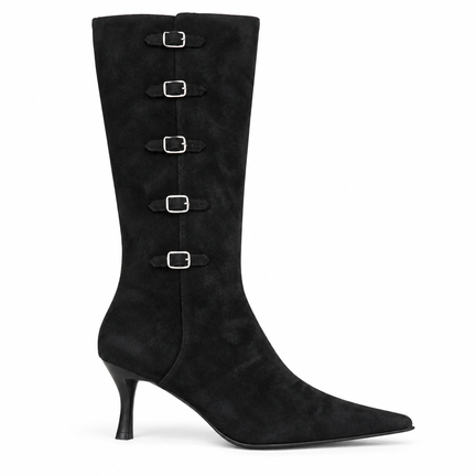 Betty Blue sort nubuck damestøvle med langt skaft, fem spænder, spids snude og smal hæl.