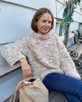 model siddende paa en baenk ifoert petiteknits marble sweater i lys farve