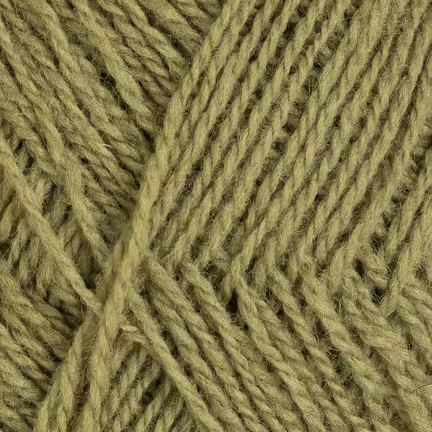 Close up af garnnøgle Rauma Finull garn i farven 489 kahkigrøn