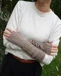 Model iført strikkede halvvanter fra kit couture. Strikket i cashmere farven sand garn fra kit couture