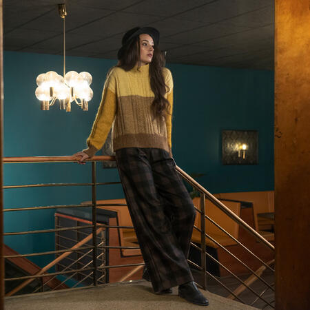 model op ad gelaender ifoert avangarde sweater fra filcolana strikket i peruvian og tilia