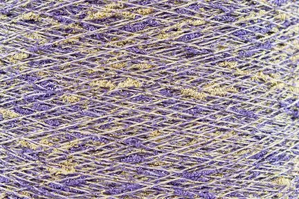 close up af garnet Kin Gin fra ITO yarn i farven crocus gold