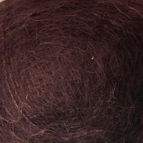 Close up af Isager Silk Mohair farve 36 i farven bordeaux
