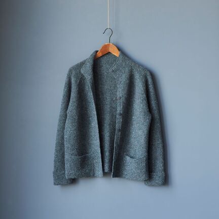 Blå cardigan strikket kaldet europaplads af susie haumann