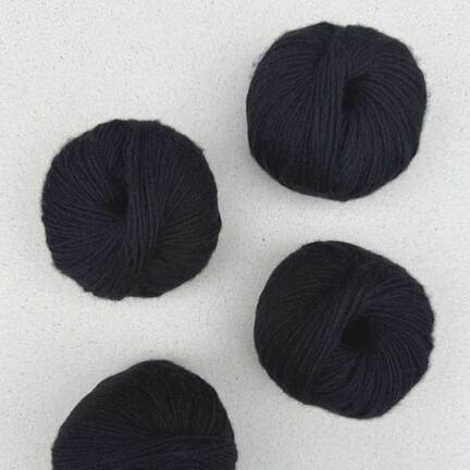 Pascuali Cashmere 6/28 i farven Black – økologisk luksusgarn i 100% cashmere uld, klassisk sort nuance.