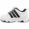 Hvid Adidas børnesneaker med sorte striber, hvide snørebånd og kraftig sort-hvid sål set fra siden.
