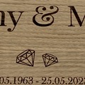 Detalje af diamantmotiv og gravering på æresport hjerte i træ til diamantbryllup