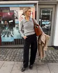 Model iført strikket Petra polo fra Petiteknit - strikket i cashmere fra sandnes