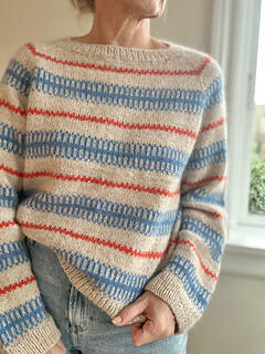 Ava Sweater fra JoJo Knitwear strikket i Filcolana Saga og Alva med stribet mønster i blå og rød på lys bund