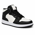 Moderne high-top sneaker i sort og hvidt læderlook med kontrastfuldt design og klassiske snørebånd. Den høje skaftkonstruktion sikrer god støtte omkring anklen, mens den hvide, profilerede sål giver et rent og sporty udtryk. Tåpartiet er perforeret for ån