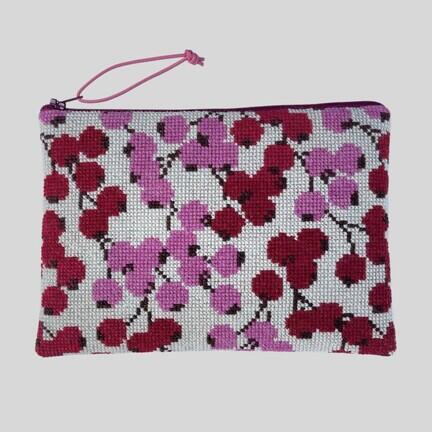 Rysteribs broderikit fra Baldyre – clutch med røde og pink ribs i korssting