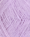 close up af garnet finull fra Rauma i farven lys lilla 4306