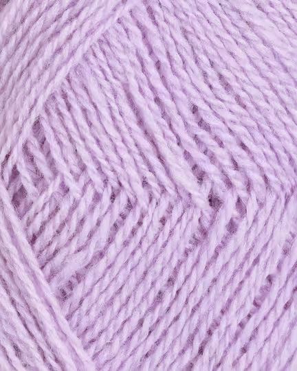 close up af garnet finull fra Rauma i farven lys lilla 4306
