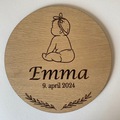 Detalje af baby med sløjfe på barselstavle i træ – fint og enkelt motiv med indgravering
