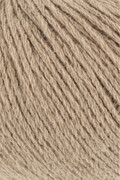 close up af garnnoegle af maerket yak fra lang yarns i farven sand nummer 96