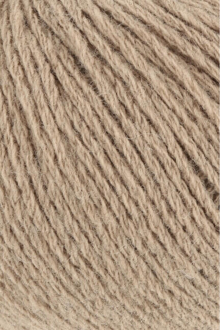 close up af garnnoegle af maerket yak fra lang yarns i farven sand nummer 96