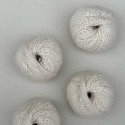 Cashmere 6 28 fra Pascuali i farven cream 20