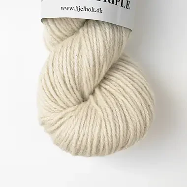 close up af garnnoegle hjelholt garn triple i farven 41 Hvid