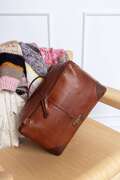 project 80 fra re designed i farven walnut og woodsmoke vises frem af kvinde