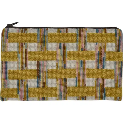 broderet clutch fra fru zippe af navnet sif med gule og beige firkanter som moenster