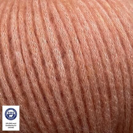 close up af garnet snefnug fra camarose i farven sart fersken
