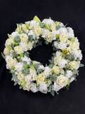 begravelsekrans stor i hvide nuancer roser