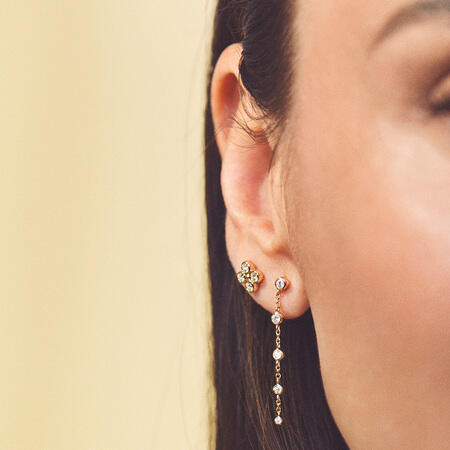 Medina iført ENDLESS ALLURE øreringe i 14 karat guld med 0,30 ct. brillanter W.SI.