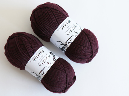 to nøgler Pernillla garn fra filcolana i farve 382 Dark Bordeaux