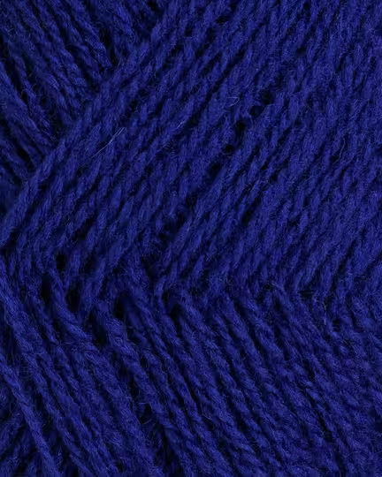 close up af garnet finull fra Rauma i farven midnatsblaa 482