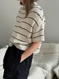 model iført others loops swa loop tee strikket i cotton waves fra gepard garn i råhvid og sorte striber