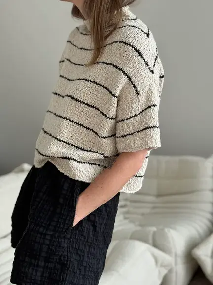 model iført others loops swa loop tee strikket i cotton waves fra gepard garn i råhvid og sorte striber