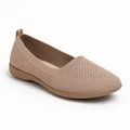 Beige strikket ballerina sko til kvinder med lav sål, fotograferet fra siden mod hvid baggrund