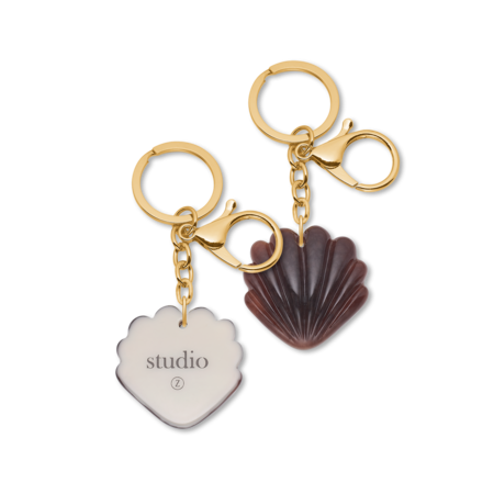 studio.z muslingeformet brun nøglering i akryl