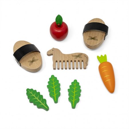 by Astrup plejesæt kæpheste med strigler, æble, gulerod og græs