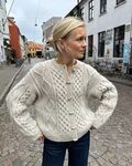 petiteknit staar paa gade ifoert sin dagmar jacket strikket i hjelholt triple farve creme