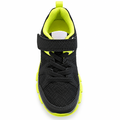 Sort KangaROOS børnesneaker med neon grøn sål og detaljer, snørebånd og velcrolukning.