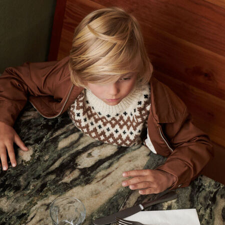 barn ifoert sweateren little inge sweater af leknit strikket i merilin og alpaca 1 fra isager