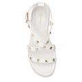Hvid sandal med guldfarvede studs og remme på hvid baggrund