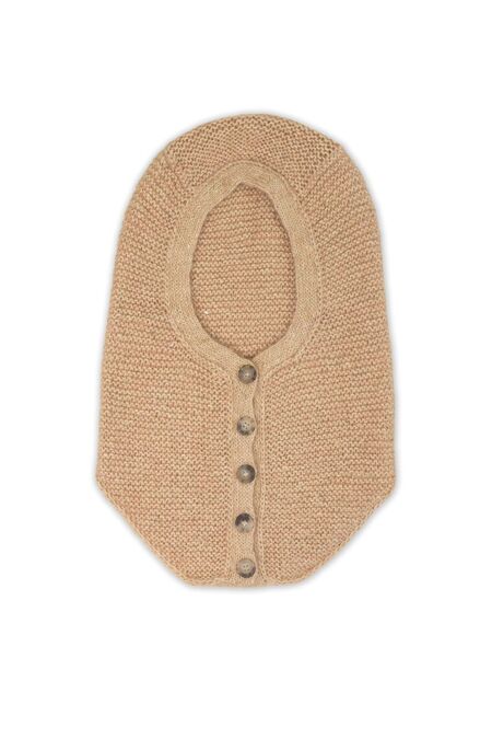 Andrea Hood balaclava i lys sandfarvet Isager Tweed og Silk Mohair, fotograferet fladt på hvid baggrund med fem knapper foran.